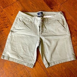 American eagle Bermuda shorts, olive green, size 8